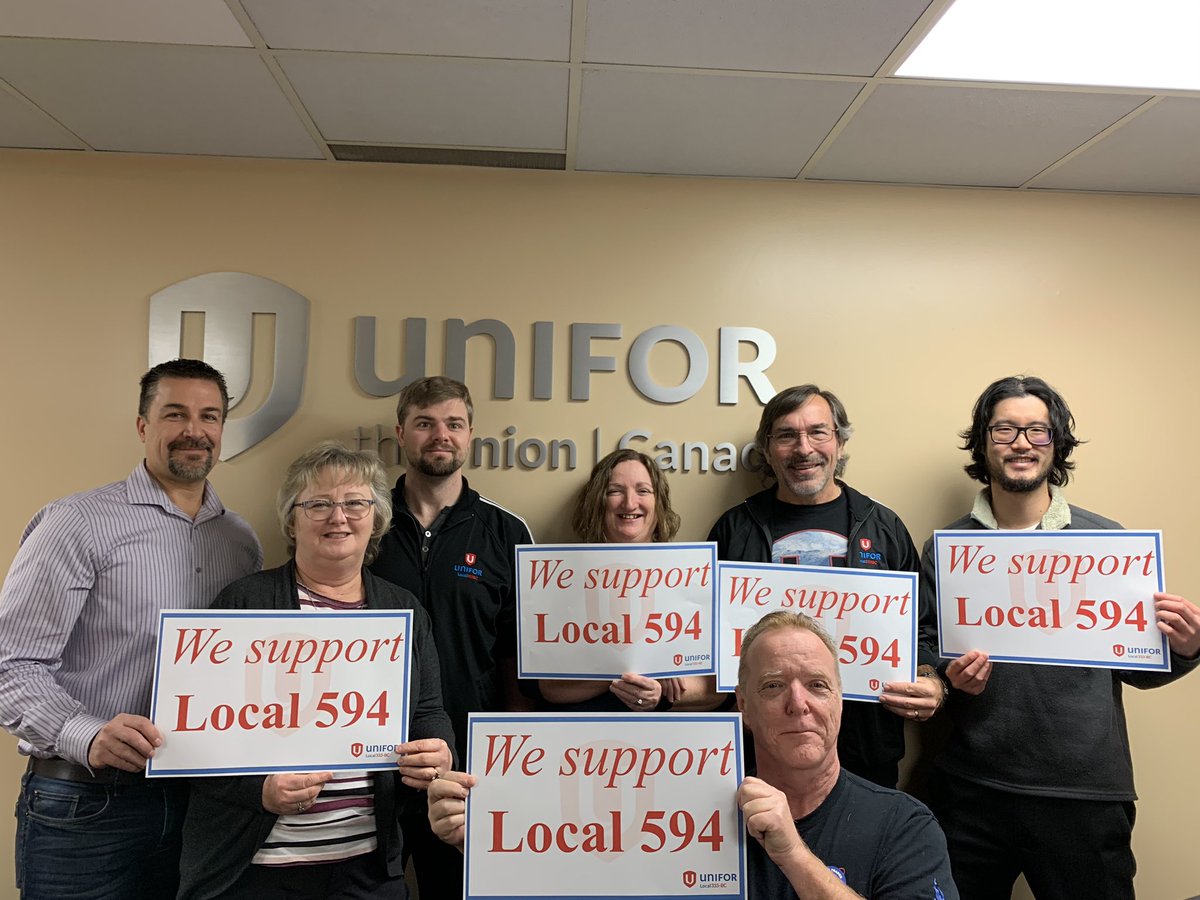 Ben333BC's tweet photo. Local 333BC BC Transit bargaining committee members in Victoria BC support @Unifor594. One day longer, one day stronger! @UniforTheUnion @UNIFOR333BC https://t.co/dtS9ZjAj3W