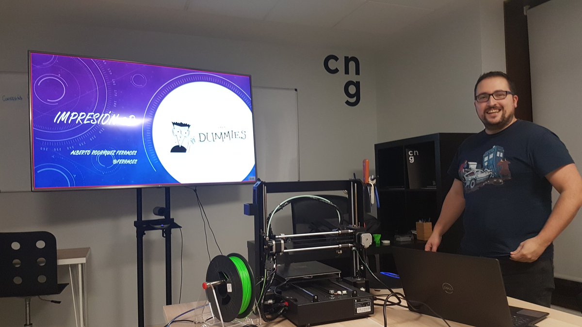 Alberto comenzando la charla en la sala con una tele y la impresora 3D