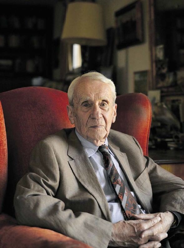 bestoftolkien's tweet image. Christopher Tolkien, at the age of 95, has passed away. We will always be thankful for his work. We wish our condolences to the Tolkien family and friends. He will forever be missed.