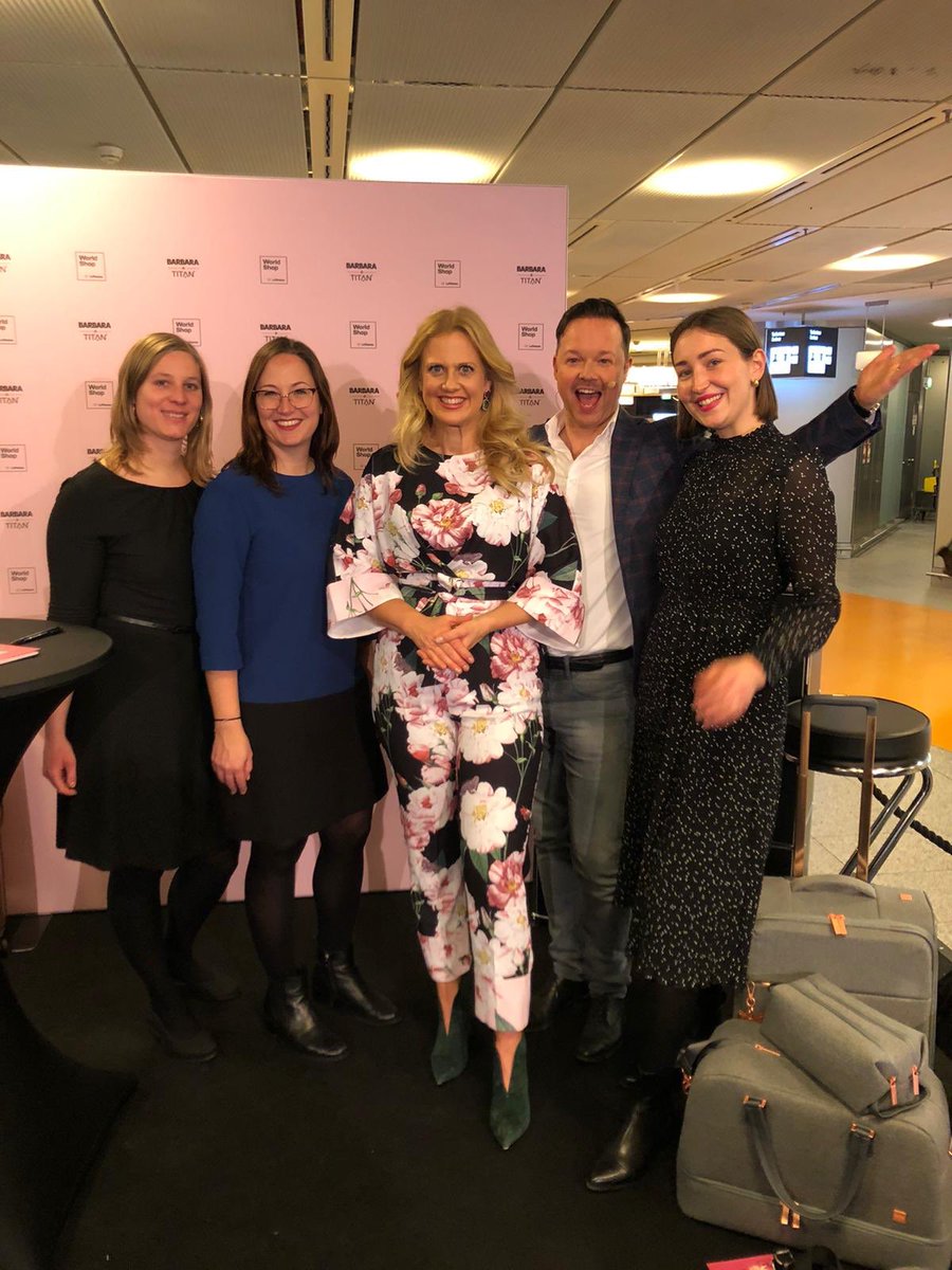klenkhoursch's tweet photo. Unsere Kolleginnen waren heute für unseren Kunden ⁦@MilesandMore_DE⁩ am ⁦⁦@Airport_FRA⁩ mit Stargast  #barbaraschöneberger. Dort präsentierte sie im neuen ⁦⁦@Lufthansa_DE⁩ #worldshop vor Presse, Influencern und Öffentlichkeit ihre eigene Kofferkollektion. https://t.co/8RLvfF23zm