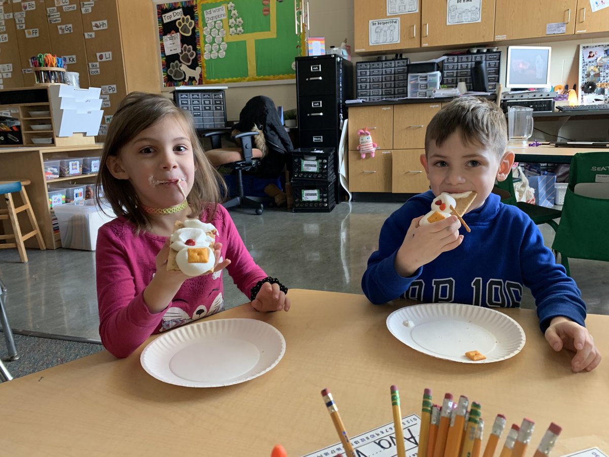 BloominKinders's tweet photo. Snowman s’mores for a chilly day ⁦@howard_huskies⁩ https://t.co/NpdQgslTBw
