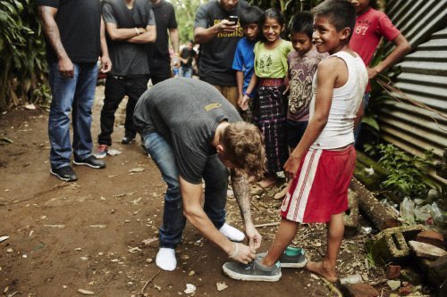 •٢٠١٣
ساعد جاستن حرفيًا في بناء مدرسة في غواتيمالا للأطفال المحتاجين و خلع حذائه وأعطاهم أحد الأطفال...