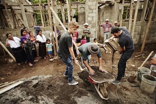 •٢٠١٣
ساعد جاستن حرفيًا في بناء مدرسة في غواتيمالا للأطفال المحتاجين و خلع حذائه وأعطاهم أحد الأطفال...