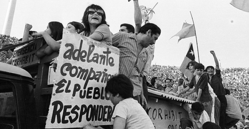FSAllende's tweet photo. "Queremos un país con dignidad en una tierra donde el hombre tenga el pleno derecho del ejercicio de su propia dignidad. Dignidad individual que ha de constituir la gran dignidad colectiva de un pueblo que anhela ser el pueblo dueño de su propio destino...". febrero 1971. https://t.co/dz8n5gVZdN