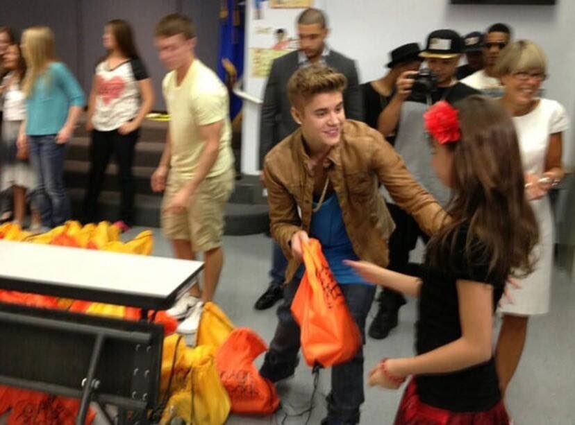 •٢٠١٣
فاجأ جاستن مدرسة ابتدائية توفر للأطفال المحتاجين من ملابس وطعام واحضر مؤونة لسنوات من الطعام ل...