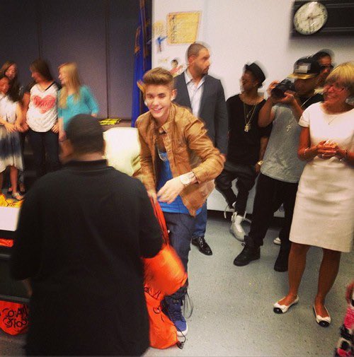 •٢٠١٣
فاجأ جاستن مدرسة ابتدائية توفر للأطفال المحتاجين من ملابس وطعام واحضر مؤونة لسنوات من الطعام ل...