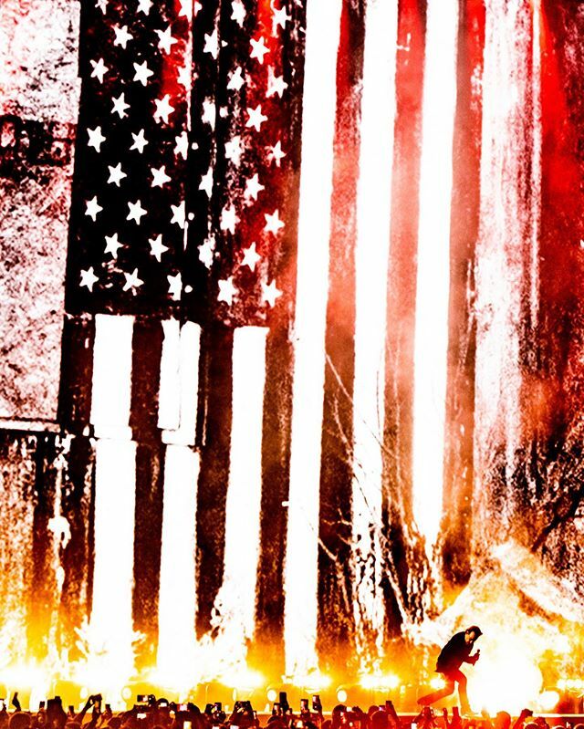 U2_News's tweet image. Outside It’s America
.
📷: Ross Stewart
#U2 #U2TheJoshuaTree2019 #U2India #U2Mumbai #Bono #TheEdge #LarryMullenJr #AdamClayton ift.tt/3657urL