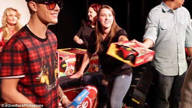 •٢٠١٣
قرر جاستن يسوي عرض خاص لفيلمه Believe للأطفال الأولاد والبنات وفاجأ الأطفال واحضر لهم هدايا ال...