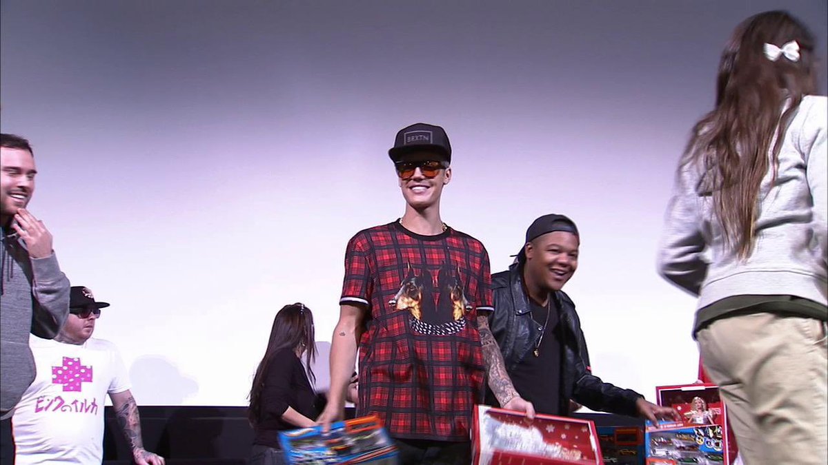 •٢٠١٣
قرر جاستن يسوي عرض خاص لفيلمه Believe للأطفال الأولاد والبنات وفاجأ الأطفال واحضر لهم هدايا ال...