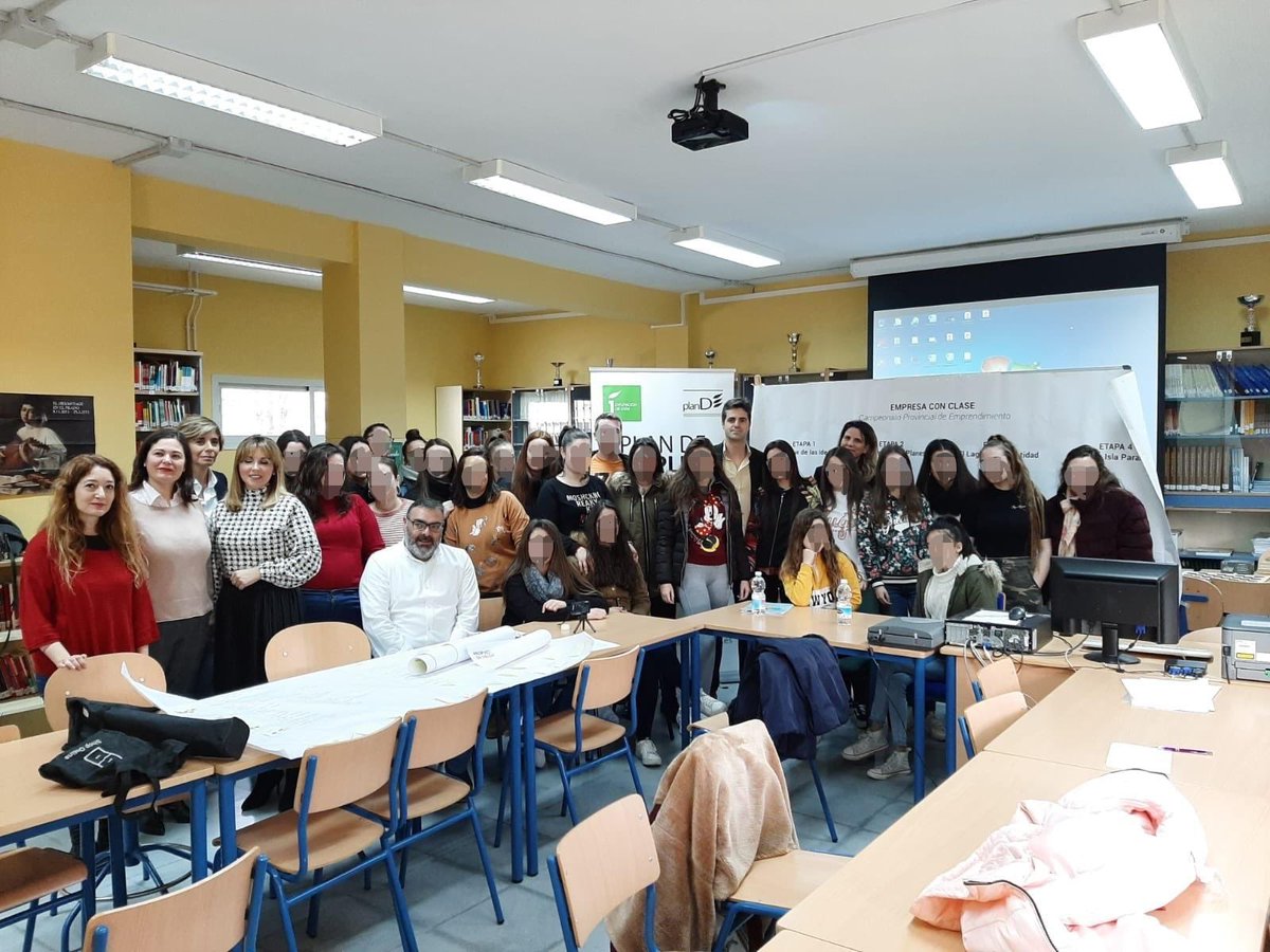 japuana's tweet photo. Los talleres de “Empresa con Clase” están llegando a su fin.

Hoy terminamos en el IES Juan López Morillas, para la clausura nos han acompañado su Equipo directivo, la Alcaldesa de Jódar D. M Teresa García Gómez y el Diputado de Empleo y Empresa D. Luis Carmona. 
#todofp #empresa https://t.co/vrOI45xiWt