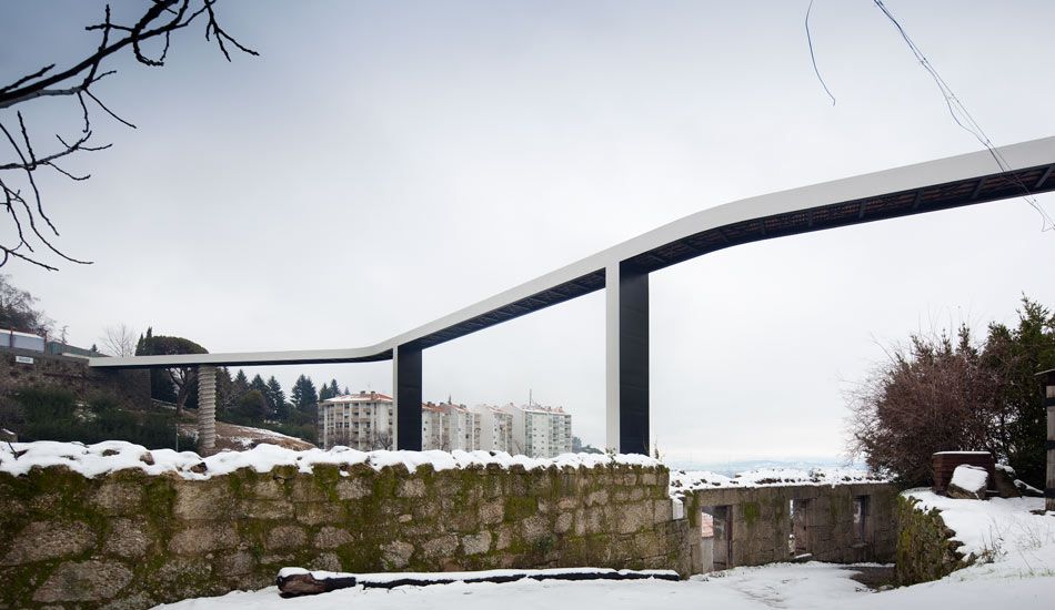 Pedestrian bridge over the Ribeira da Carpinteira by Carrilho da Graça. youtube.com/watch?v=oRE3xW…
