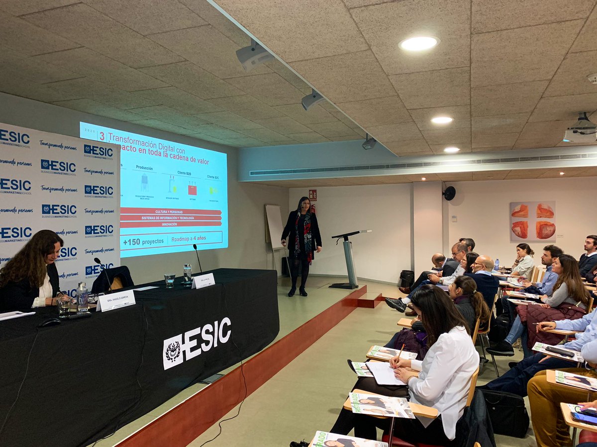 ESICBarcelona's tweet photo. 🍺 “La transformación digital va de las personas y el cambio de mindset. La tecnología, al fin y al cabo, es simplemente un medio”
@lauragilcenteno de @EstrellaDammEs comparte con @ESICEducation la misma filosofía #TransformandoPersonas

#PostgradoESIC #ESICBCNLive https://t.co/Cqe8PY247I