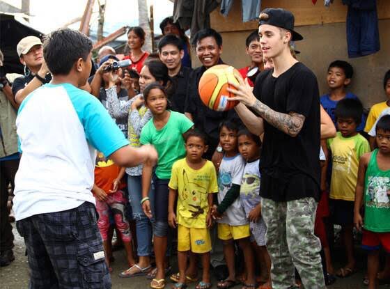 •٢٠١٣
زار جاستن الفلبين لمساعدة ضحايا إعصار تيفون المدمر وجمع أكثر من مليون دولار لمساعدتهم. https:/...