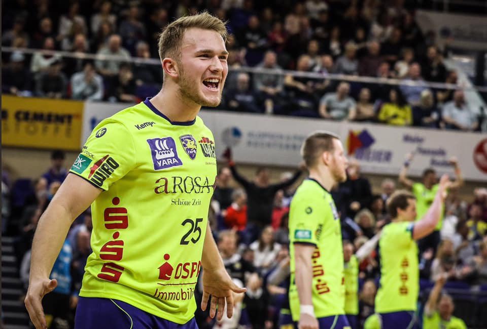 Anlässlich der XXIV. Sportlerehrung der Hanse- und Universitätsstadt Rostock wurden heute in der StadtHalle Sportlerinnen/Sportler, Trainerinnen/Trainer sowie Sportfunktionäre gewürdigt. Auch Junioren-Vizeweltmeister Jaris Tobeler vom HC Empor Rostock gehörte zu Geehrten!