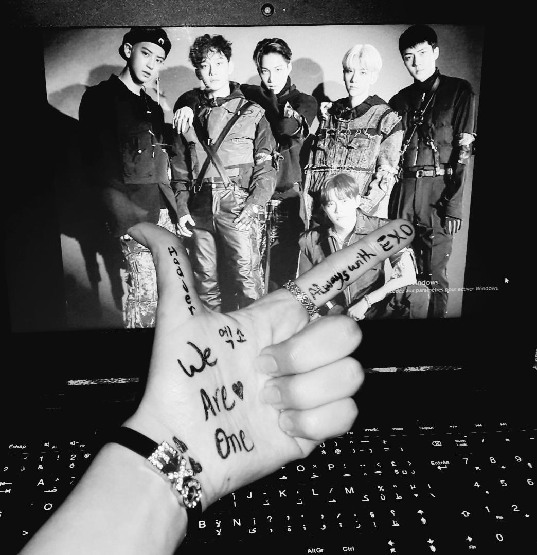 SeHuNa23774029's tweet photo. As long as we’re still breathing, let’s keep on being together”.
"hand sign is enough" .
We are one ♡♡♡♡♡
#엑소9명 #AlwaysWithEXO #LSignForChen #AlwaysWithChen https://t.co/mJX8in4Grq