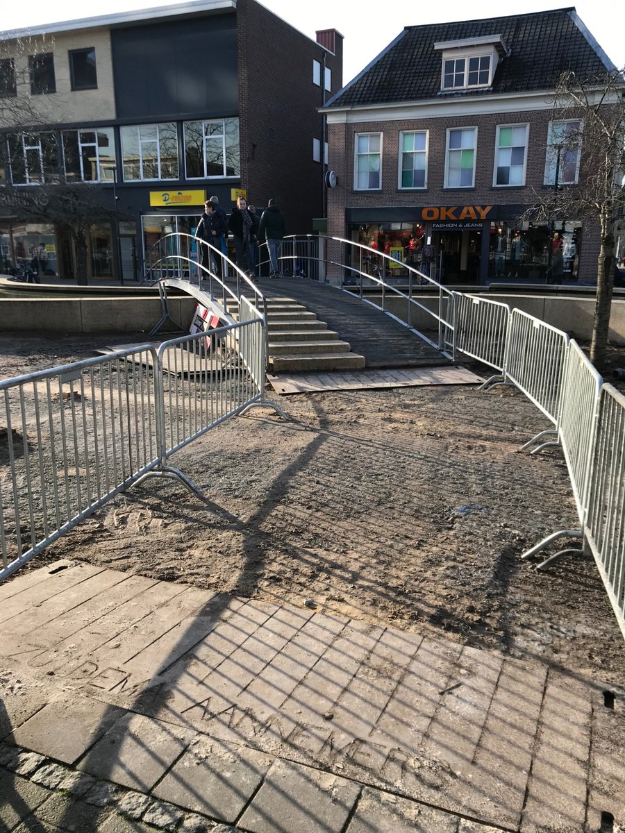 Herinrichting binnenstad #Hoogeveen, fase 2, dag 21: De bestrating is verwijderd maar toch kun je weer met schone schoenen oversteken via de burg over de Cascade. Dat is prettig!