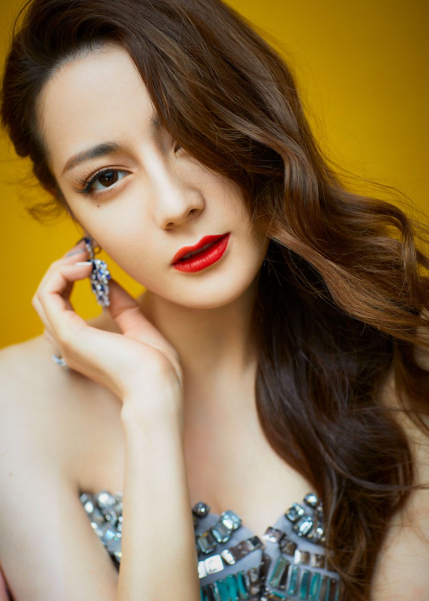 ddiliraba's tweet photo. 好看死了 #迪丽热巴 #小迪 #热巴 #胖迪 #dilireba #dilraba #dilirebadilimulati #dilrabadilmurat #pretty #fashion https://t.co/166NWH2Pl1