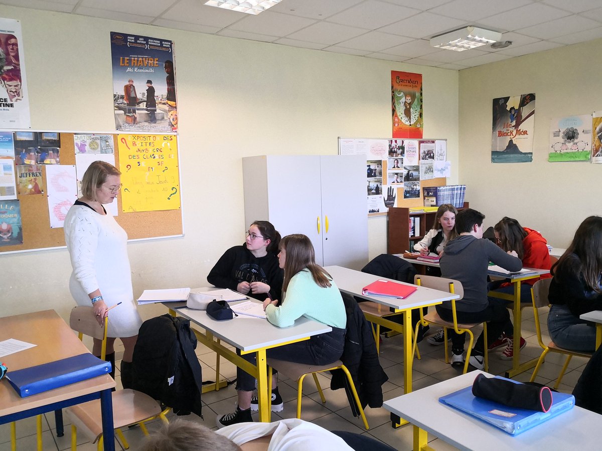 passerelle2M's tweet photo. Dernière ligne droite théorique avant la pratique. Aujourd'hui les élèves de 4ème du collège Louis Pergaud préparent leurs questionnaires d'entretiens avec les seniors de Dozulé... Yesss ! 😁💕 @SophieGaugain #Calvados #Normandie https://t.co/TmpGVZQETH