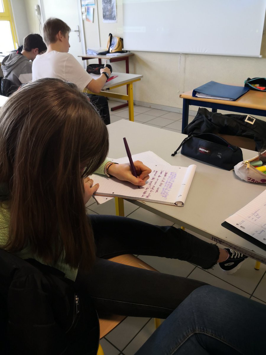 passerelle2M's tweet photo. Dernière ligne droite théorique avant la pratique. Aujourd'hui les élèves de 4ème du collège Louis Pergaud préparent leurs questionnaires d'entretiens avec les seniors de Dozulé... Yesss ! 😁💕 @SophieGaugain #Calvados #Normandie https://t.co/TmpGVZQETH