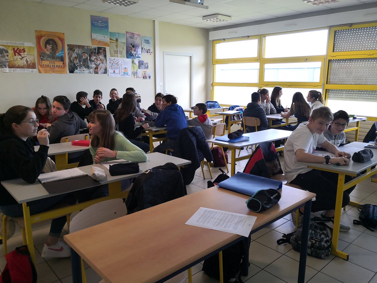 passerelle2M's tweet photo. Dernière ligne droite théorique avant la pratique. Aujourd'hui les élèves de 4ème du collège Louis Pergaud préparent leurs questionnaires d'entretiens avec les seniors de Dozulé... Yesss ! 😁💕 @SophieGaugain #Calvados #Normandie https://t.co/TmpGVZQETH