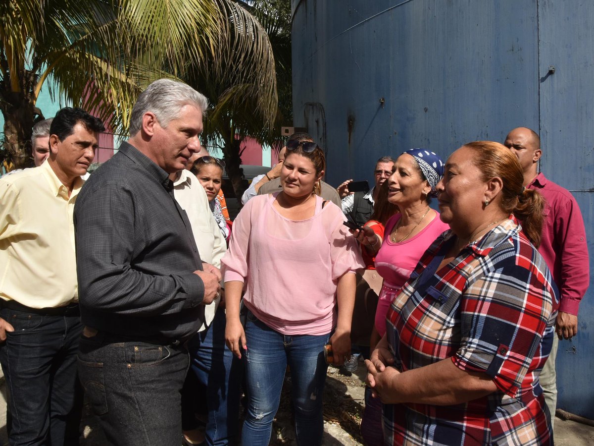 DiazCanelB's tweet photo. Iniciamos visita a Las Tunas en el Integral Porcino El Bleo, el central Majibacoa y el centro de producción de materiales de la construcción en Becerra. Colectivos de trabajadores comprometidos, protagonistas de importantes procesos productivos que asumen #PensarComoPaís https://t.co/phWoimbeJc