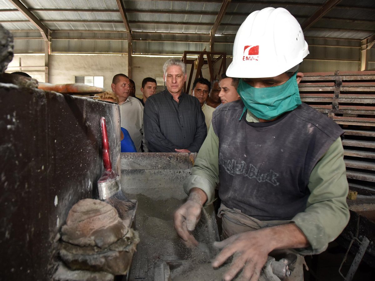 DiazCanelB's tweet photo. Iniciamos visita a Las Tunas en el Integral Porcino El Bleo, el central Majibacoa y el centro de producción de materiales de la construcción en Becerra. Colectivos de trabajadores comprometidos, protagonistas de importantes procesos productivos que asumen #PensarComoPaís https://t.co/phWoimbeJc