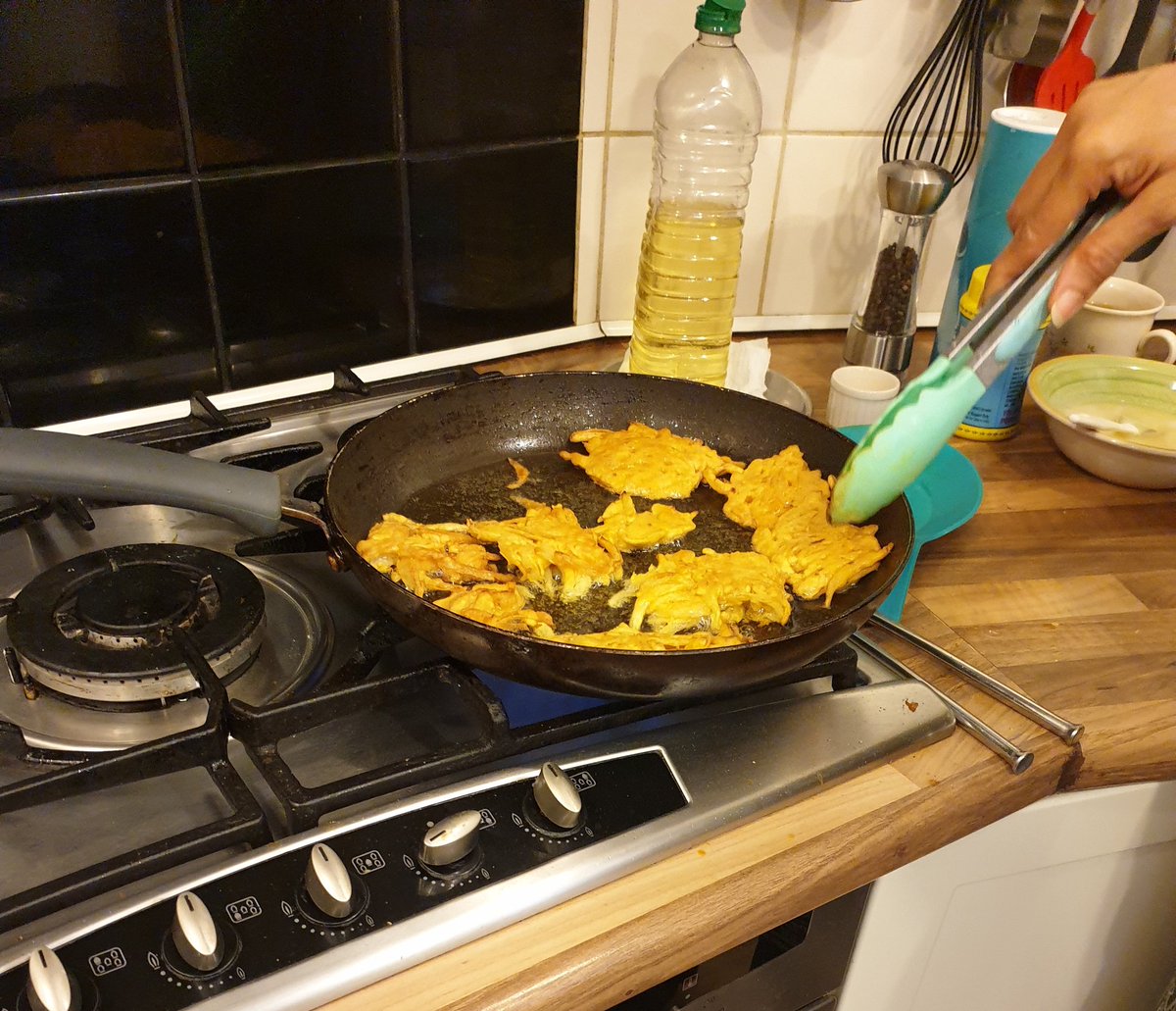 #throwback to last weekend, learning new skills and cooking up an Indian feast with the amazing <a href="/MoniBharadwaj/">Monisha Bharadwaj</a>. #Learningtocook #Foodies #lovefood #TBThursday