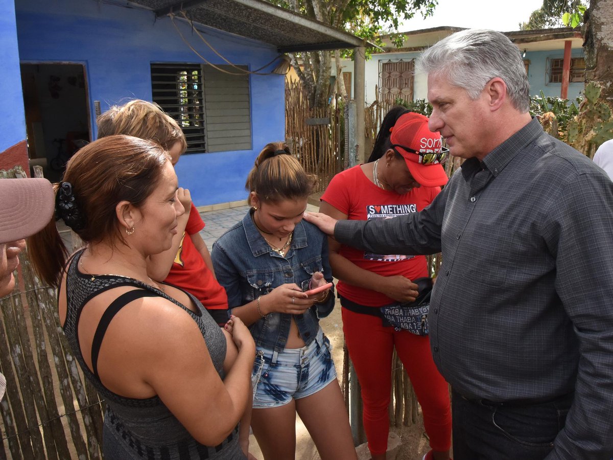 DiazCanelB's tweet photo. Iniciamos visita a Las Tunas en el Integral Porcino El Bleo, el central Majibacoa y el centro de producción de materiales de la construcción en Becerra. Colectivos de trabajadores comprometidos, protagonistas de importantes procesos productivos que asumen #PensarComoPaís https://t.co/phWoimbeJc