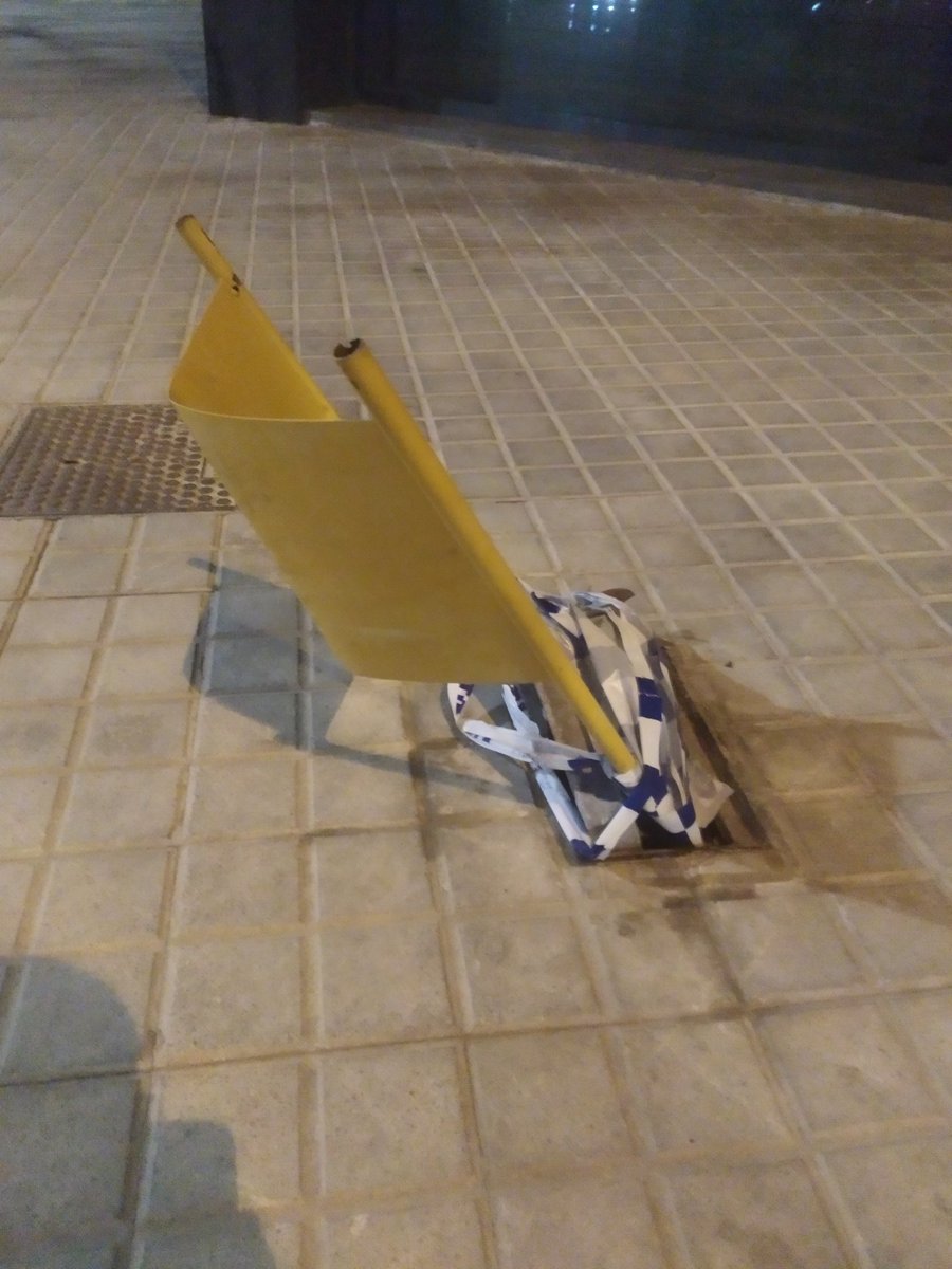 DaniGuevaraLH's tweet photo. Rambla Marina amb Carretera del mig, un objecte molt perillós a la via pública, la cinta de la guàrdia urbana "Senyalitzant" el perill, evidencien que al menys el cos de guàrdia urbana n'està al corrent

Fem quelcom @LHAjuntament ??
O esperem a que algú en prengui mal? https://t.co/SoRl6zHnJ2
