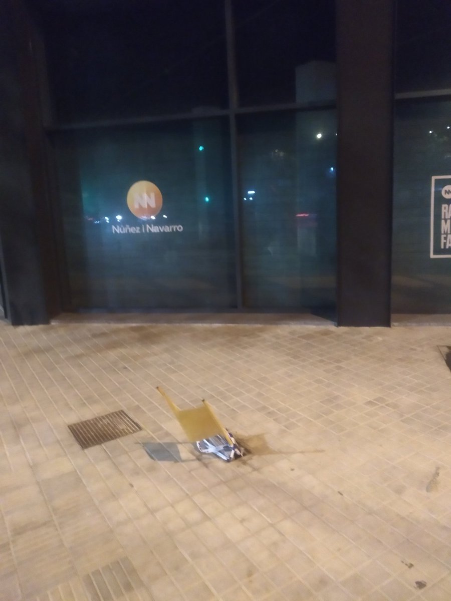 DaniGuevaraLH's tweet photo. Rambla Marina amb Carretera del mig, un objecte molt perillós a la via pública, la cinta de la guàrdia urbana "Senyalitzant" el perill, evidencien que al menys el cos de guàrdia urbana n'està al corrent

Fem quelcom @LHAjuntament ??
O esperem a que algú en prengui mal? https://t.co/SoRl6zHnJ2