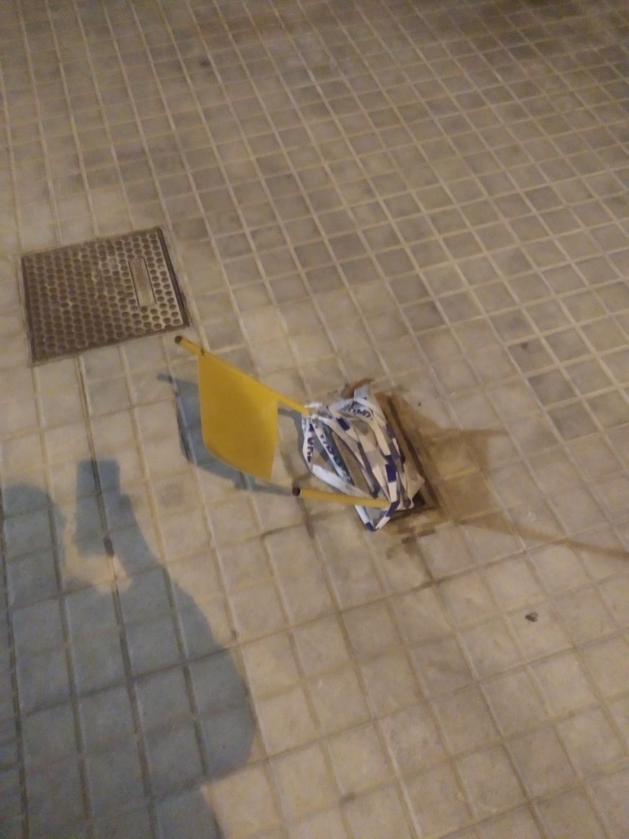 DaniGuevaraLH's tweet photo. Rambla Marina amb Carretera del mig, un objecte molt perillós a la via pública, la cinta de la guàrdia urbana "Senyalitzant" el perill, evidencien que al menys el cos de guàrdia urbana n'està al corrent

Fem quelcom @LHAjuntament ??
O esperem a que algú en prengui mal? https://t.co/SoRl6zHnJ2
