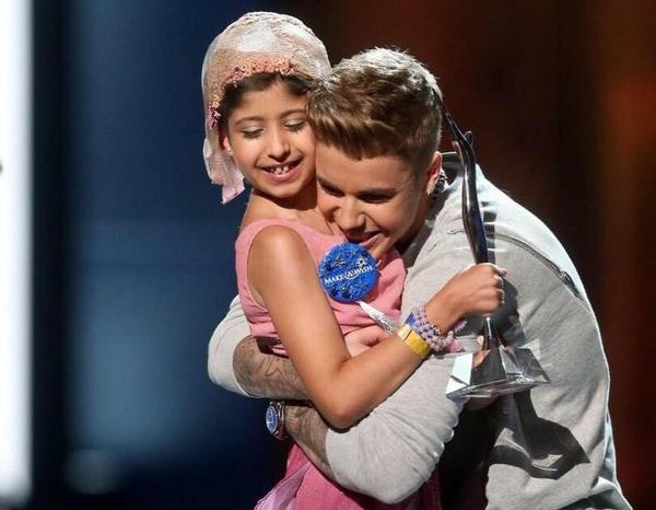 •٢٠١٤
حضر جاستن حفل جوائز هوليود للشباب واحضر معاه معجبة صغيرة من جمعية Make A Wish وفاز بجائزة "الب...