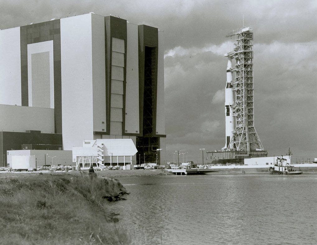 astrocampva's tweet photo. #TBT Apollo 6, the second and last of the unmarned Saturn V test flights, is slowly transported past the Vehicle Assembly Building on the way to launch pad 39-A.  #astrocampva #saturn #space #apollo
Credit: #NASA https://t.co/QwPbjefJ1X