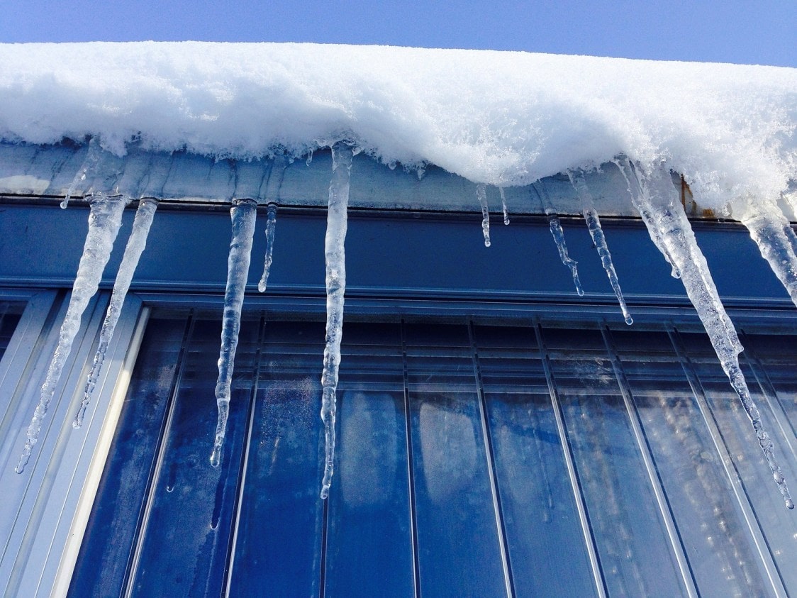 J_J_Roofing's tweet photo. Protect Your Home from Ice Dams  - Follow these recommendations to help prevent ice dams. https://t.co/W3lwUXR1vd #icedamsonroof #roofmaintenancetips #jandjroofing #auroraroofers https://t.co/GjuZygDB7r
