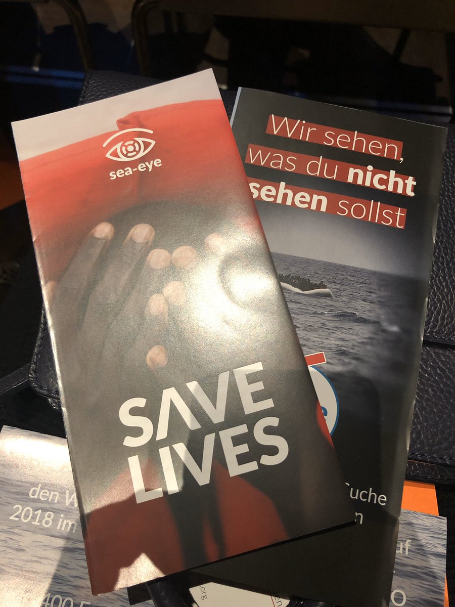 AnnieMuc's tweet photo. Der syrische Friedenschor singt bei der Verleihung des Georg-Elser-Preises der @StadtMuenchen an den Seenotretter Michael Buschheuer. @seaeyeorg. Weil jedes Leben zählt und Menschen wie Michael Buschheuer Leben retten. ❤️ Mit @Vorlaender_Muc und Marian #Offman. https://t.co/DZ3wwPg7Cv