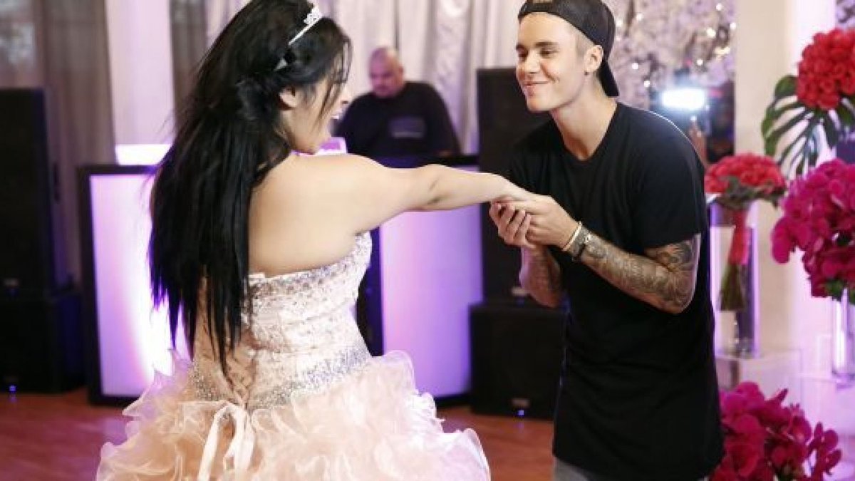 •٢٠١٦
جاستن فاجأ معجبة مريضة ماتقدر تحتفل بعيد ميلادها وأخذها يوم كامل يحتفل معها ويعاملها وكأنها أم...