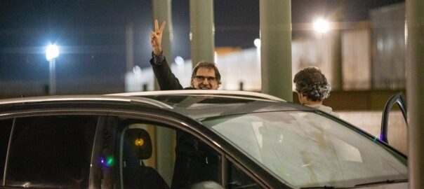 VilaWeb's tweet photo. [Recull de fotografies] Cuixart surt de la presó dels Lledoners amb el primer permís penitenciari

https://t.co/yAjq8LRwCo https://t.co/h3QOM69fiC