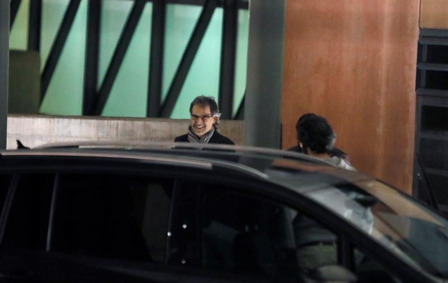 VilaWeb's tweet photo. [Recull de fotografies] Cuixart surt de la presó dels Lledoners amb el primer permís penitenciari

https://t.co/yAjq8LRwCo https://t.co/h3QOM69fiC