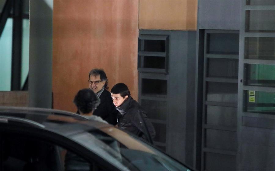 VilaWeb's tweet photo. [Recull de fotografies] Cuixart surt de la presó dels Lledoners amb el primer permís penitenciari

https://t.co/yAjq8LRwCo https://t.co/h3QOM69fiC