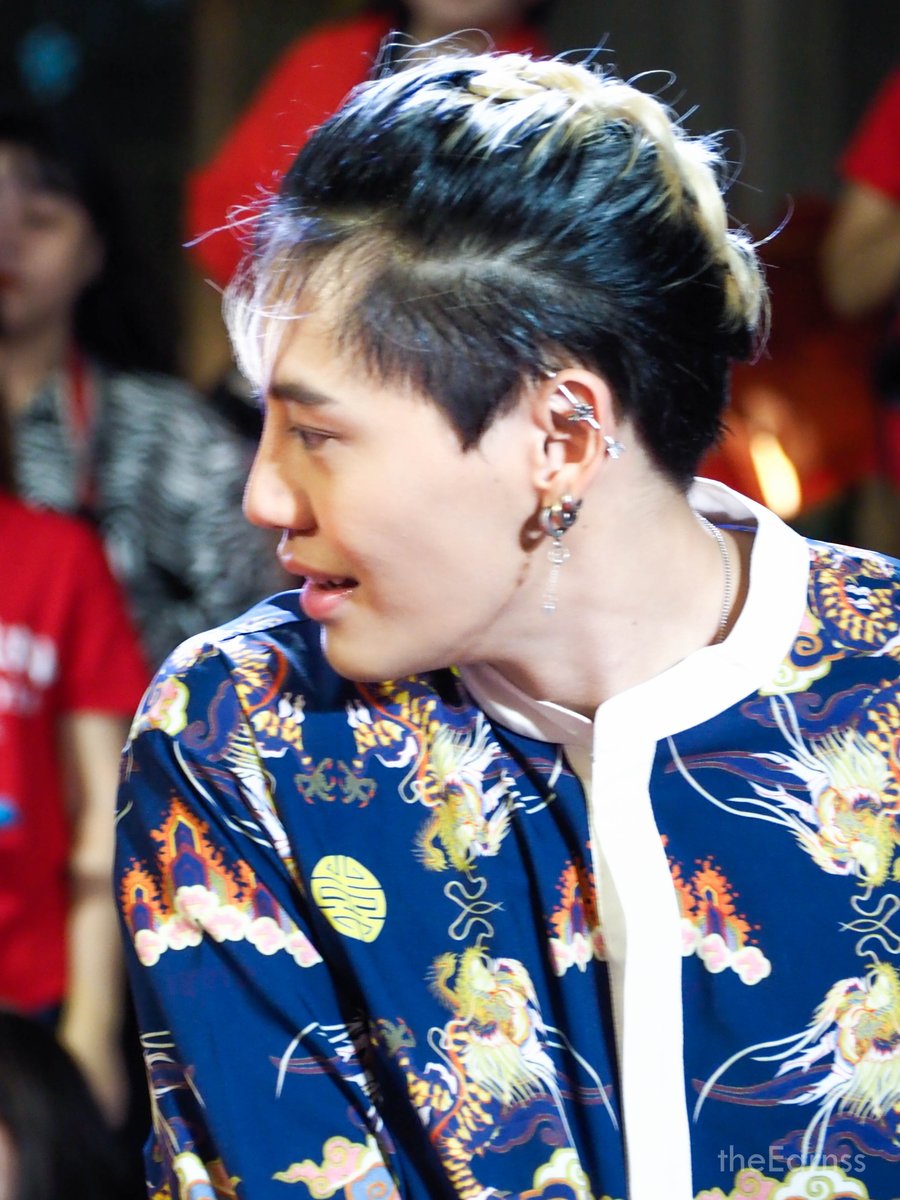 theEarnss's tweet photo. บี1 เรียก บี2 โปรดหันมาด้วยครับ

#bb0un #อมยิ้มของบุ๋นไออุ่นของเฮีย 
#CNYcentralEmbassyxUWMA https://t.co/XXGf1pQsJt