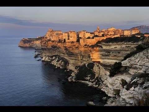 Le guide gé9olocalisé pour smartphone vous fait découvrir Bonifacio sur m-ici.com/20-bonifacio Bonifacio au lever du jour auteur Maurice SUBERVIE