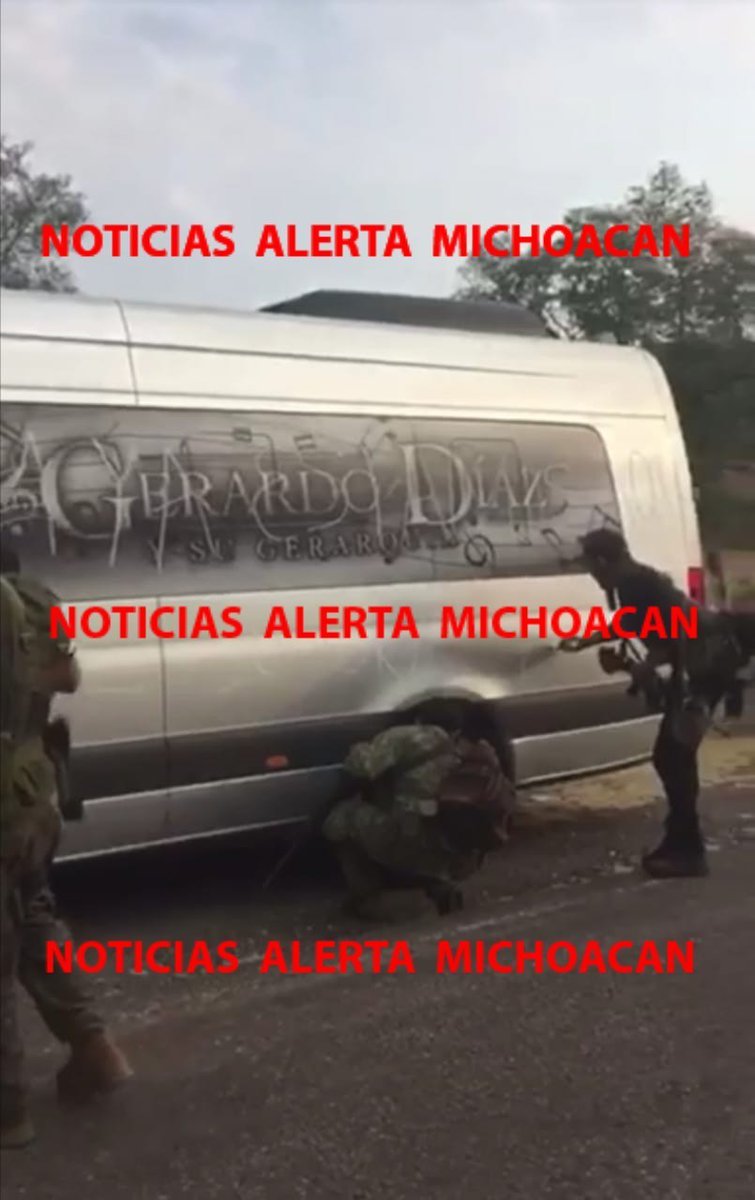 AlertaMich's tweet photo. HOMBRES ARMADOS INSTALAN FALSOS RETENES EN LA REGIÓN https://t.co/TQA3Oam8Sb https://t.co/uAc9VJ5F9Y