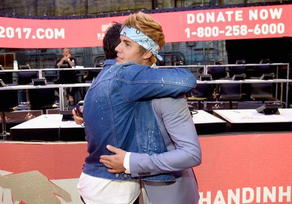 •٢٠١٧
جاستن كان يرد على الهواتف من أجل برنامج تيليثون خيري لمدة ساعات طويلة لجمع الأموال لضحايا الإع...