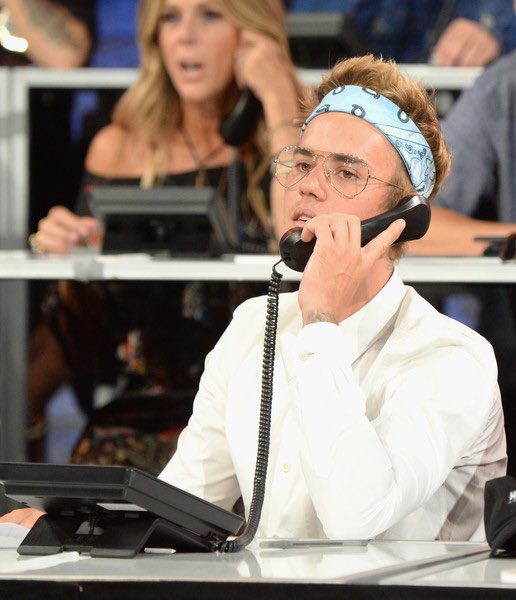 •٢٠١٧
جاستن كان يرد على الهواتف من أجل برنامج تيليثون خيري لمدة ساعات طويلة لجمع الأموال لضحايا الإع...