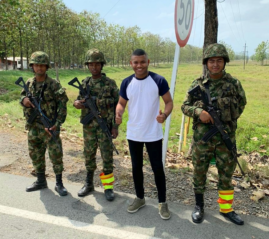 MiguelPoloP's tweet photo. Q orgullo recorrer las carreteras de mi país y ver a estos héroes q lo han dado todo por nuestra supervivencia. Se han dado bala con guerrillas comunistas, narcos y paracos y aun cuando no les hemos retribuido como se debe, siguen ahí, fieles, protegiendonos. Dios los bendiga... https://t.co/MOew3Pkq6d