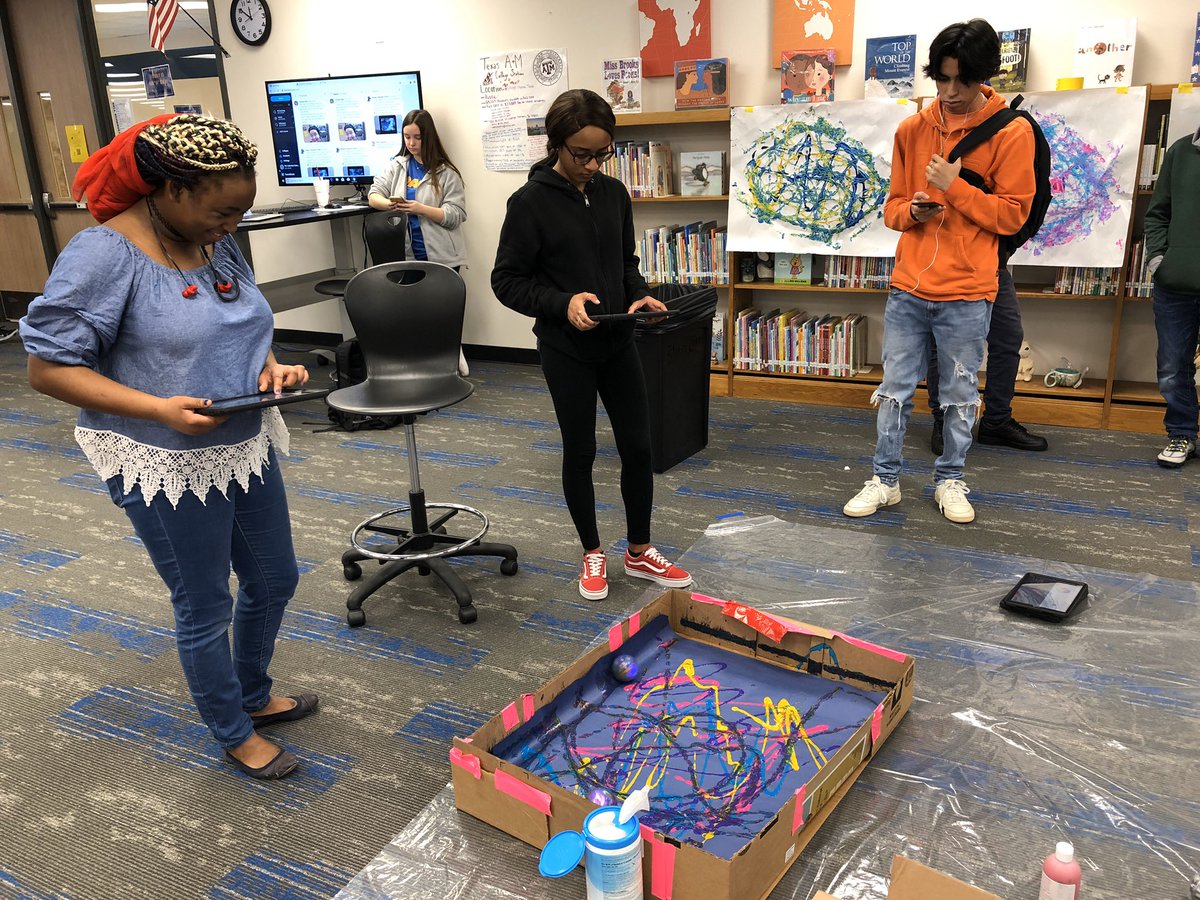 KenworthyAmy's tweet photo. Round 3 Tech day! So much fun!  #LCTechDay @LCHS_Patriots #WeAreLC #BeRevolutionary https://t.co/GziFTdVAE9