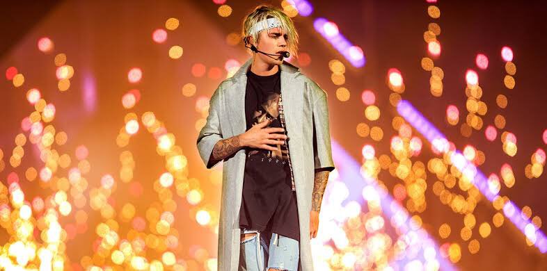 تبرع جاستن بمبلغ دولار واحد من كل تذكرة من جولة My World و Believe و Purpose إلى مؤسسة Pencils of Pr...