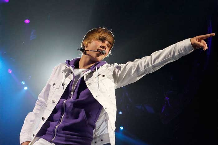 تبرع جاستن بمبلغ دولار واحد من كل تذكرة من جولة My World و Believe و Purpose إلى مؤسسة Pencils of Pr...