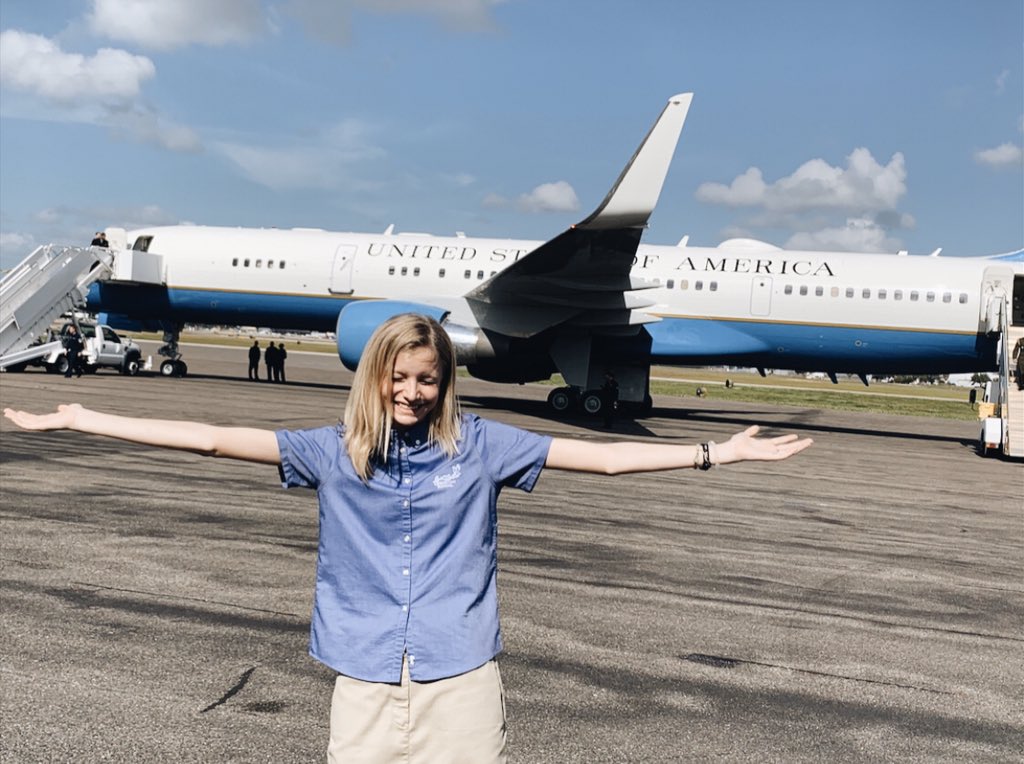 jessicaacasler's tweet photo. Got to take my school to meet the VP and tour airforce 2 #starting2020offright #Airforce2 #MikePence https://t.co/ZBU1eVkrjp