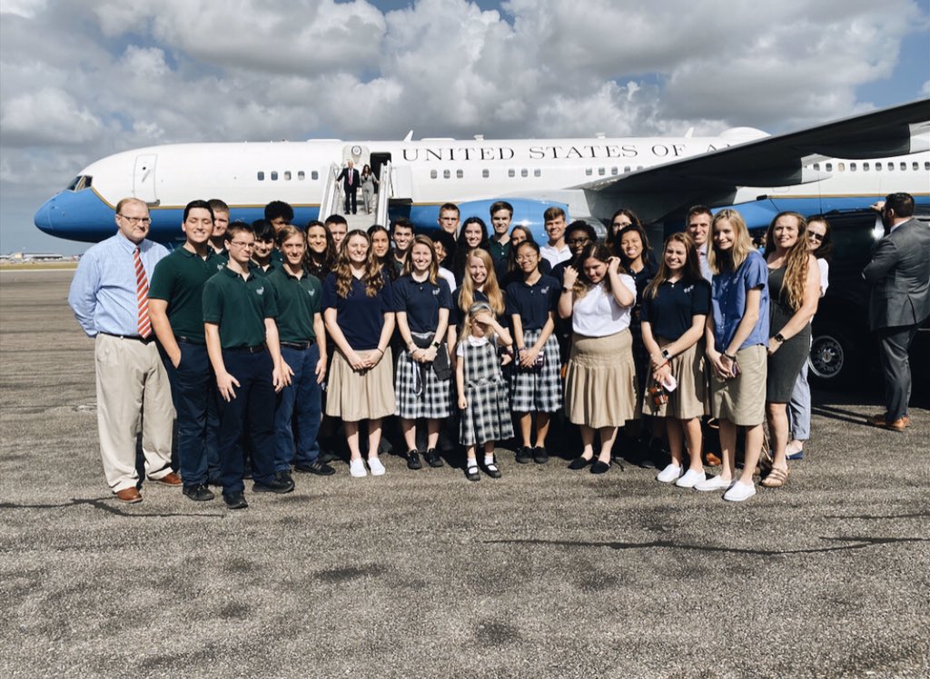 jessicaacasler's tweet photo. Got to take my school to meet the VP and tour airforce 2 #starting2020offright #Airforce2 #MikePence https://t.co/ZBU1eVkrjp